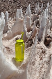 Los penitentes son formaciones de hielo, como puntas afiladas, comunes en los Andes semi-áridos. Pueden alcanzar diferentes dimensiones desde centímetro hasta metros de altura. Los científicos los analizan para saber cómo afectan a la dinámica del glaciar y/o en su contribución de agua. 