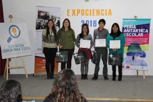 En la foto, Alejandra Gallegos de Fundación Ciencia para Todos y Carolina Vega, asesora científica de la Feria Antártica Escolar, junto a los alumnos del Colegio Leonardo Da Vinci y la profesora Norys Villaroel, quienes obtuvieron uno de los reconocimientos de la jornada.