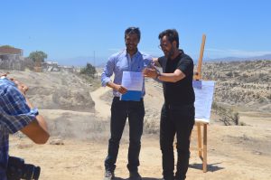 En la foto, Claudio Vásquez, gte. Corporativo CEAZA, recibe la concesión del inmueble de manos del Seremi de Bienes Nacionales, Diego Núñez.