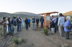 En la imagen, en un punto de información y carga de energía (para celulares), de uno de los senderos que los habitantes de alrededor del Parque Fray Jorge han elaborado para el turismo local.