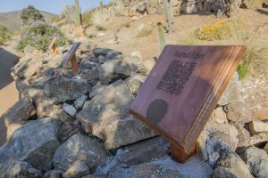 Una delas tecnologías habilitadas en el Parque son los códigos QR, que los visitantes pueden leer con sus teléfonos para obtener información de las especies de flora del lugar.
