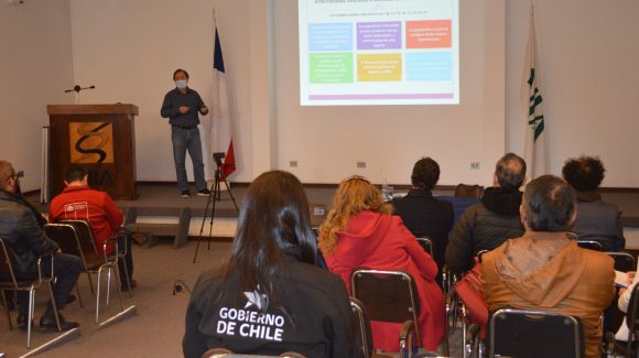 Pequeños y medianos mineros se informan sobre investigaciones científicas sobre la descontaminación de suelos y biolixiviación