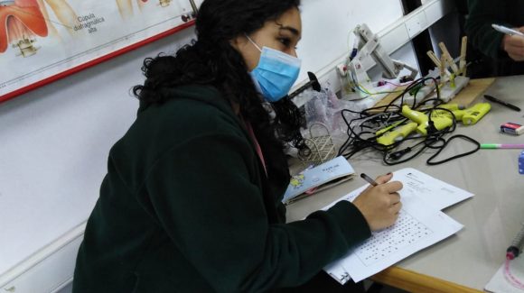 Estudiantes investigaron sobre calidad de aire en sala de clases y ganaron viaje a México