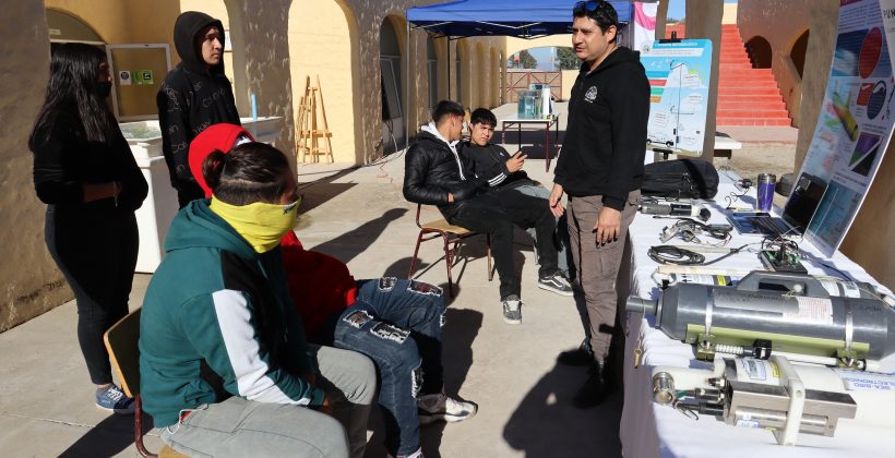 Estudiantes del Liceo de Tongoy aprenden sobre variables oceanográficas y conocen los diferentes equipos de medición