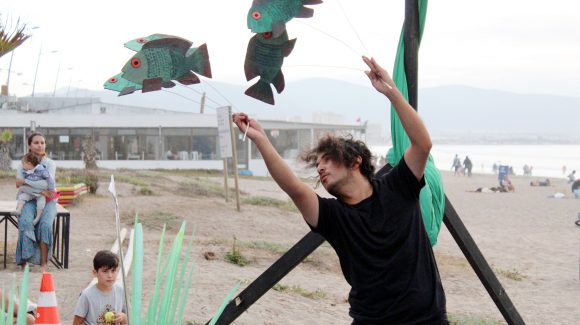 CEAZA Móvil con teatro, circo y ciencia: se tomaron la Avenida de Mar con obra del cuento “La Orquesta del Humedal”